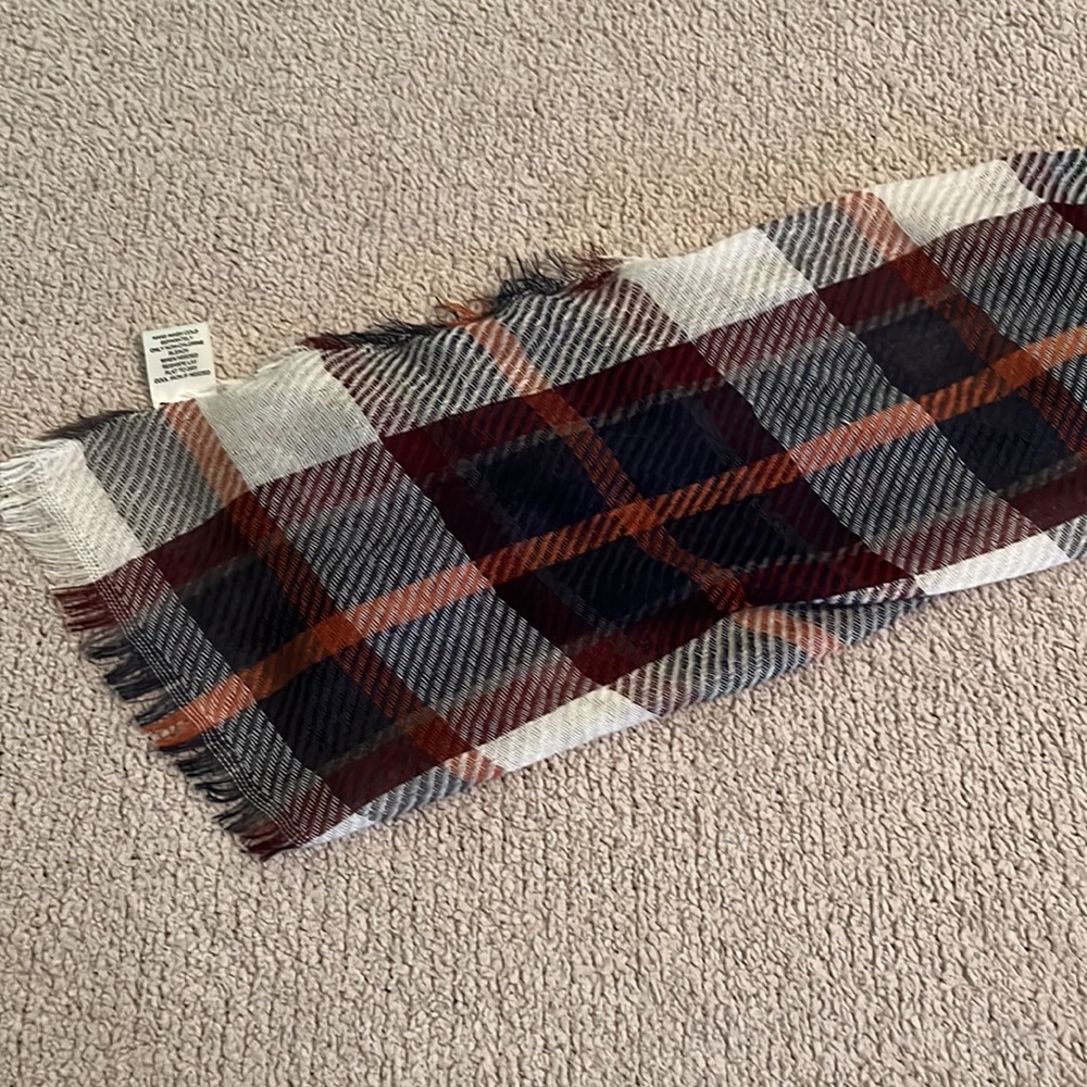 Women’s Scarf - Picture 2 of 7